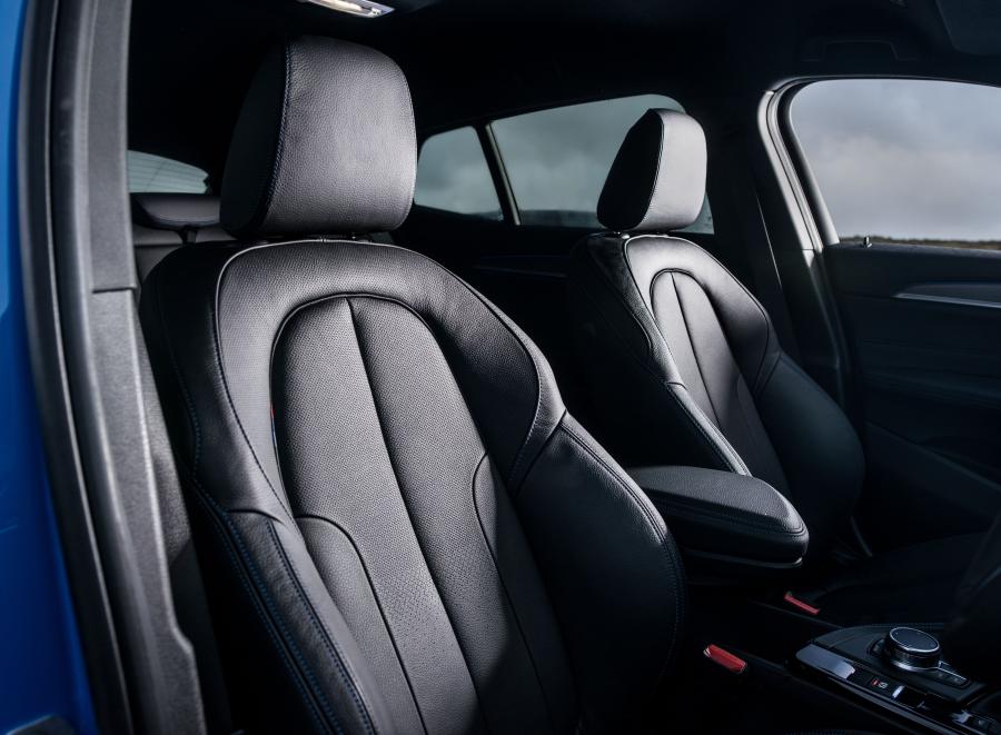 Интерьер BMW X2 xDrive20d M Sport (F39) 2018 года  (UK) (фото 10 из 40)